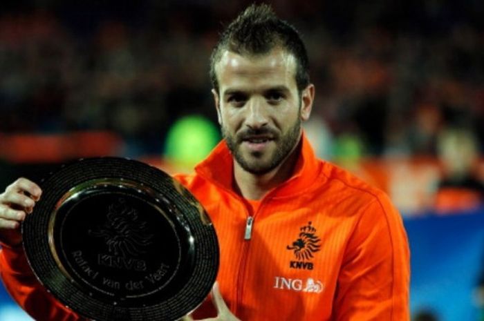 Rafael Van der Vaart menerima penghargaan atas catatan 100 laga bersama tim nasional Belanda dalam pertandingan kualifikasi Piala Dunia 2014 kontra Andorra di Rotterdam, Belanda, 12 Oktober 2012.