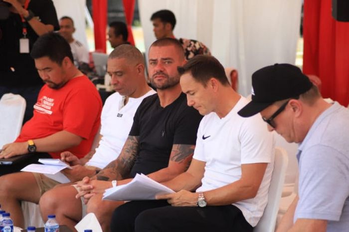 Dennis Wise (melipat tangan/kaos putih) bersama tim talent scouting-nya tengah memantau pemain muda pada pertandingan PSM U-16 melawan Perseru Serui U-16 di Lapangan Telkom, Makassar, Jumat (12/10/2018)