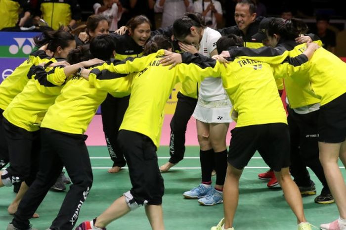 Busanan Ongbamrungphan (tengah) dikelilingi Rexy Mainaky dan rekan-rekannya usai memastikan Thailand menang 3-2 atas China di semifinal Piala Uber 2018. Jumat (25/5/2018) di Impact Arena, Bangkok.