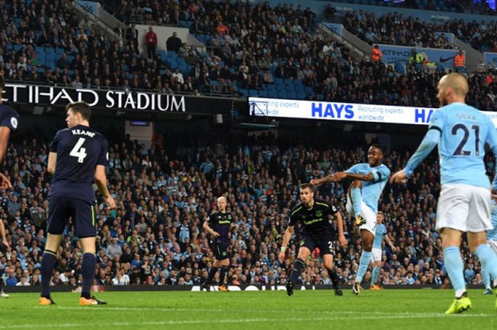 Gelandang Manchester City, Raheem Sterling (tengah), mencetak gol ke gawang Everton dalam laga Liga Inggris di Stadion Etihad, Manchester, pada 21 Agustus 2017.