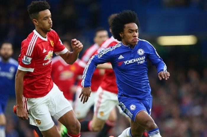 Bek muda Manchester United, Cameron Borthwick-Jackson (kiri), dalam laga kontra Chelsea pada Minggu (7/2/2016)