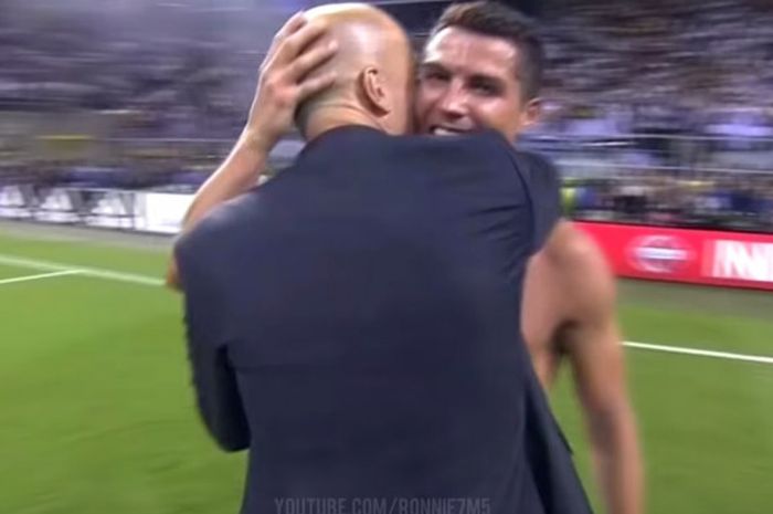 Cristiano Ronaldo memeluk pelatih Zinedine Zidane saat keduanya masih berada di Real Madrid.