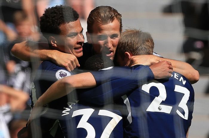 Para pemain Tottenham Hotspur merayakan gol Harry Kane ke gawang Liverpool pada partai Liga Inggris di Stadion Wembley, Minggu (22/10/2017).