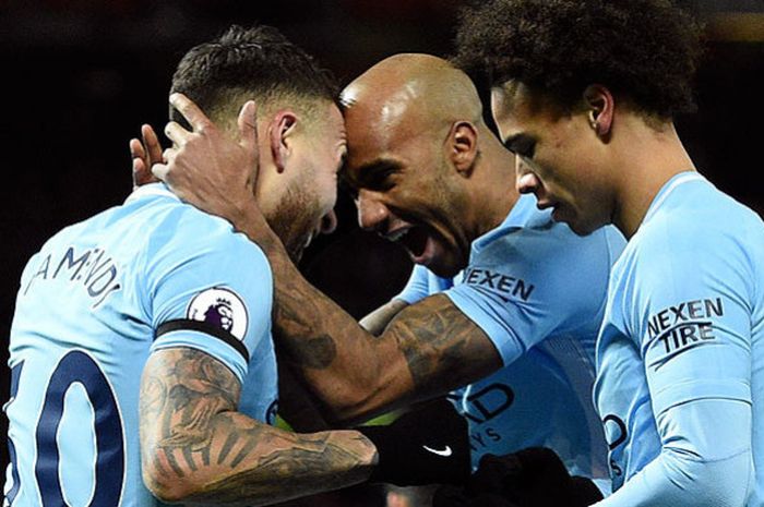 Bek Manchester City, Nicolas Otamendi (kiri), merayakan gol yang dia cetak ke gawang Manchester United dalam laga Liga Inggris di Stadion Old Trafford, Manchester, pada 10 Desember 2017.