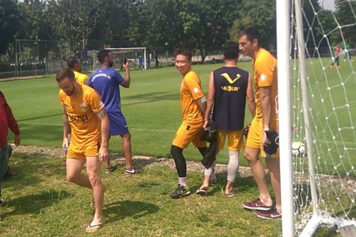 Tiga pemain asing Bhayangkara FC, Paulo Sergio, Lee Yoo-joon, dan Vladimir Vujovic menyaksikan latihan timnas Indonesia, di Lapangan ABC, Senayan, Jakarta, Selasa (20/2/2018).