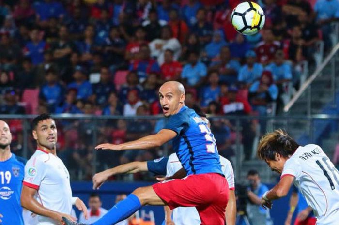   Salah satu momen dalam laga Persija kontra Johor Darul Takzim pada Grup H Piala AFC 2018 di di Stadion Larkin, Johor Bahru, Rabu (14/2/2018).  