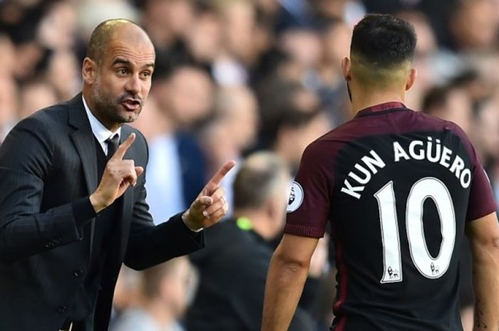 Manajer Manchester City, Josep Guardiola (kiri), memberikan instruksi kepada Sergio Aguero dalam pertandingan Premier League kontra Tottenham Hotspur di Stadion White Hart Lane, London, Inggris, 2 Oktober 2016.