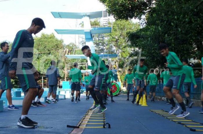 Suasana latihan timnas U-19 Indonesia di Hotel Olympic, Yangon, Myanmar, di sela-sela laga Piala AFF U-18 2017.