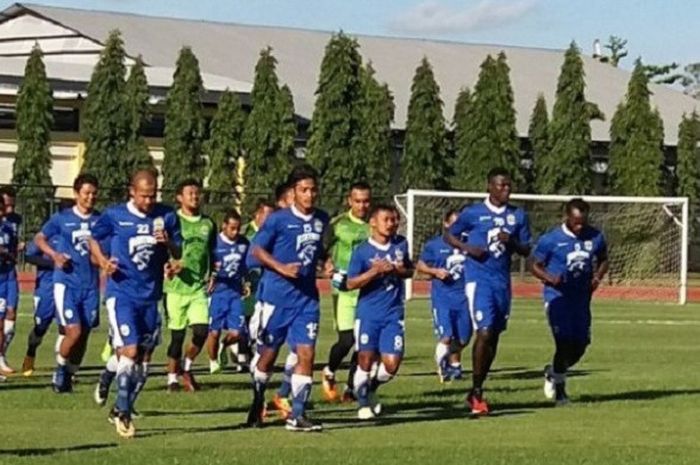 Ezechiel Ndouassel ikut berlatih bersama Persib Bandung di Stadion Universitas Negeri Yogyakarta, Sabtu (23/12/2017). (Tribun Jabar/Lutfi Ahmad Mauludin)