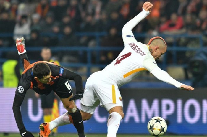 Gelandang AS Roma, Radja Nainggolan (kanan), berduel dengan pemain Shakhtar Donetsk, Taras Stepanenko, dalam laga leg pertama babak 16 besar Liga Champions di OSK Metalist Stadion, Kharkiv, Ukraina, pada 21 Februari 2018.