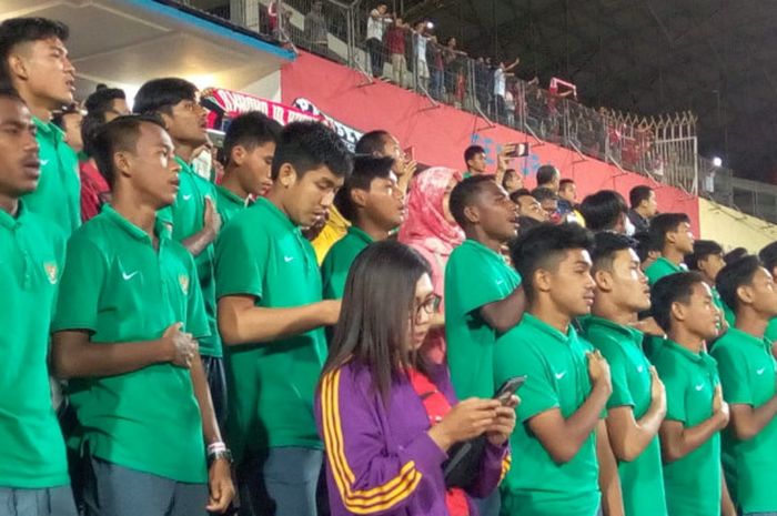 Skuat timnas U-16 Indonesia menonton mendukung timnas U-19 Indonesia di laga perdana penyisihan Grup A Piala AFF U-19 melawan Laos di Gelora Delta Sidoarjo, Minggu (1/7/2018).