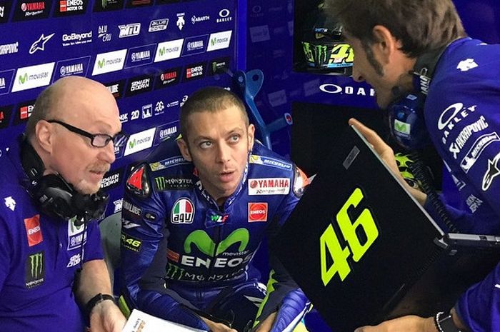 Valentino Rossi berdiskusi dengan kru tim Movistar Yamaha saat sesi latihan bebas hari Jumat (22/9/2017).