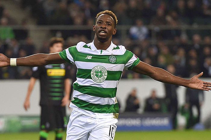 Striker Celtic, Moussa Dembele, melakukan selebrasi seusai mencetak gol penyeimbang saat melawan Borussia Moenchengladbach dalam laga Grup C Liga Champions 2017-2018 di Moenchengladbach, Jerman, pada 1 November 2016.