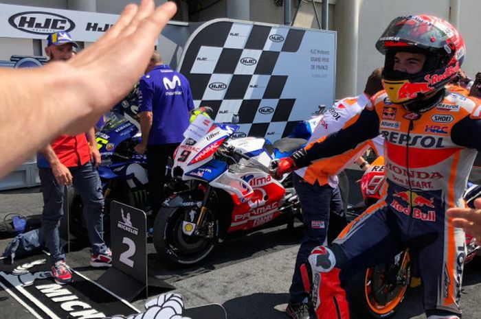 Marc Marquez merayakan kemenangannya di MotoGP Prancis bersama tim Repsol Honda, Minggu (20/5/2018).