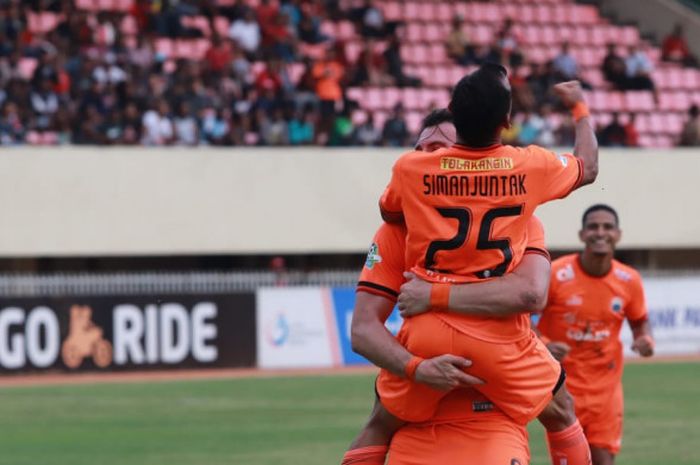 Pemain Persija Jakarta, Marko Simic dan Riko Simanjuntak merayakan gol ke gawang Persipura Jayapura, di Stadion Mandala, Jayapura, Kamis (25/10/2018).