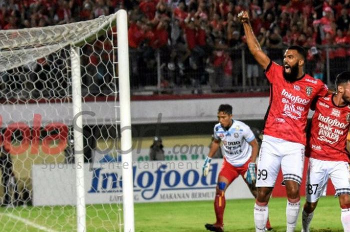 Selebrasi penyerang Bali United, Sylvano Comvalius seusai membobol gawang Arema FC pada pertandingan Liga 1 di Stadion Kapten I Wayan Dipta,  Minggu (8/10/2017). 