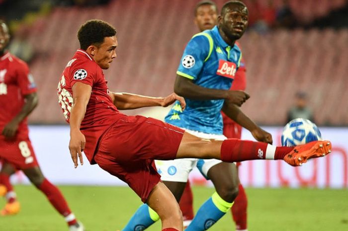 Pemain bertahan Liverpool, Trent Alexander-Arnold, melepaskan tendangan pada laga babak penyisihan Grup C Liga Champions di Stadion San Paolo, Rabu (3/10/2018) waktu setempat atau Kamis dini hari WIB.