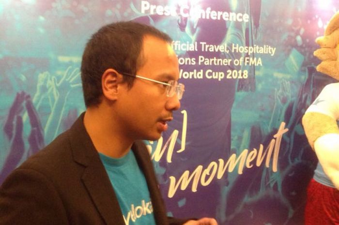 Chief Marketing Officer Traveloka, Dannis Muhammad, berbicara dalam acara peresmian kerja sama Traveloka dengan Futbal Momentum Asia (FMA) yang memegang lisensi eksklusif teritorial resmi Piala Dunia 2018 di Indonesia, Kamis (1/3/2018) di Jakarta.