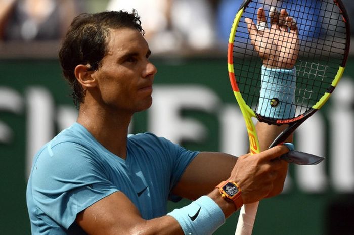 Petenis tunggal putra Spanyoll Rafael Nadal, melakukan selebrasi seusai mengalahkan wakil tuan rumah, Richard Gasquet, pada babak ketiga turnamen Roland Garros 2018 di lapangan Philippe-Chatrier, Paris, Prancis, Sabtu (2/6/2018).