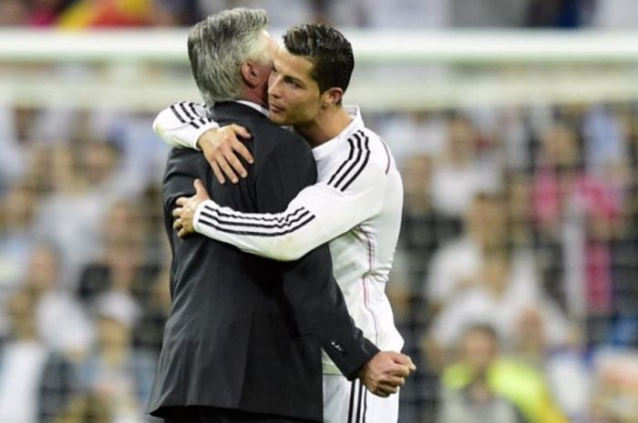 Cristiano Ronaldo (kanan) memeluk Carlo Ancelotti setelah Real Madrid menekuk Barcelona dalam partai Liga Spanyol di Santiago Bernabeu, 25 Oktober 2014.