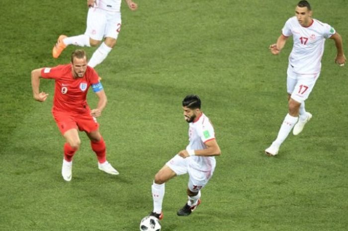 Harry Kane mencoba mengejar bola yang dikuasai Ferjani Sassi pada pertandingan Grup G Piala Dunia 2018 antara Inggris dan Tunisia di Volgograd, 18 Juni 2018. 