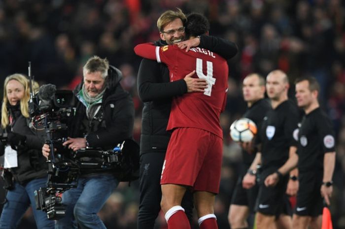 Manajer Liverpool FC, Juergen Klopp, memeluk Virgil van Dijk seusai laga ronde ketiga Piala FA kontra Everton di Stadion Anfield, Liverpool, Inggris, pada 5 Januari 2018.