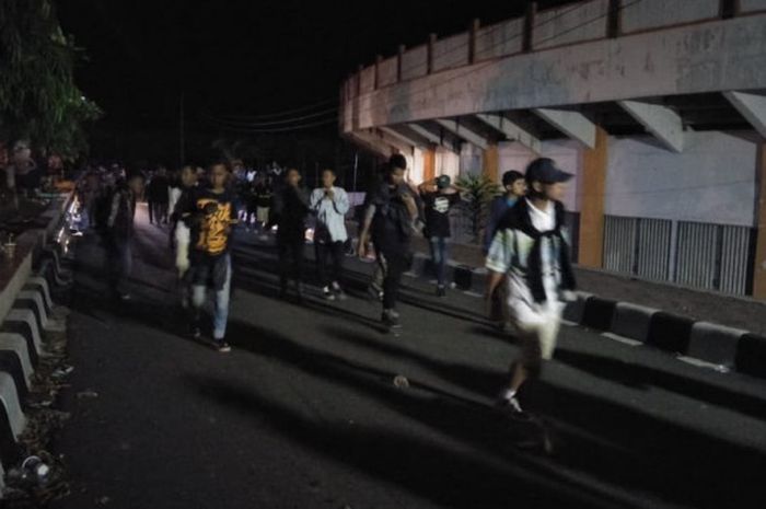 Bobotoh yang berada di luar Stadion untuk mengiring pulang bus Persib Bandung seusai dijamu PSIS Semarang, Minggu (18/11/2018).