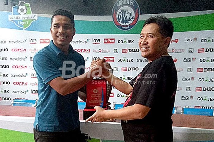 Mahasiswa S2 Psikologi UGM,  Amin Akbar berpose dengan media officer Arema FC, Sudarmaji, di kantor Arema FC Jalan Kertanegara no. 7 Kota Malang pada Kamis pagi  (2/11/2017).