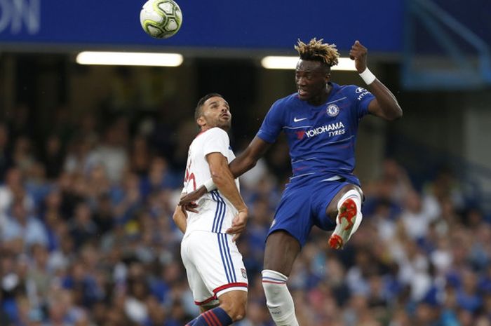 Penyerang Chelsea, Tammy Abraham, berebut bola melawan pemain bertahan Olympique Lyon pada laga International Champions Cup di Stadion, Selasa (7/8/2018) waktu setempat.