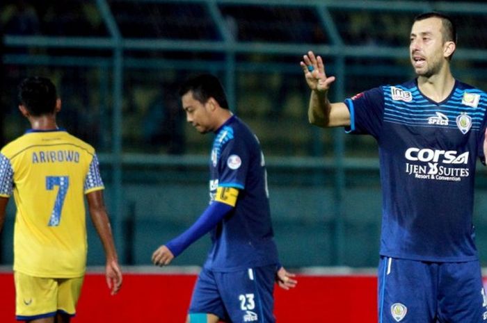  Bek Arema Cronus, Goran Gancev (kanan), memberi arahan kepada rekannya dalam laga lanjutan Torabika Soccer Championship melawan Barito Putra, Selasa (26/7/2016). 