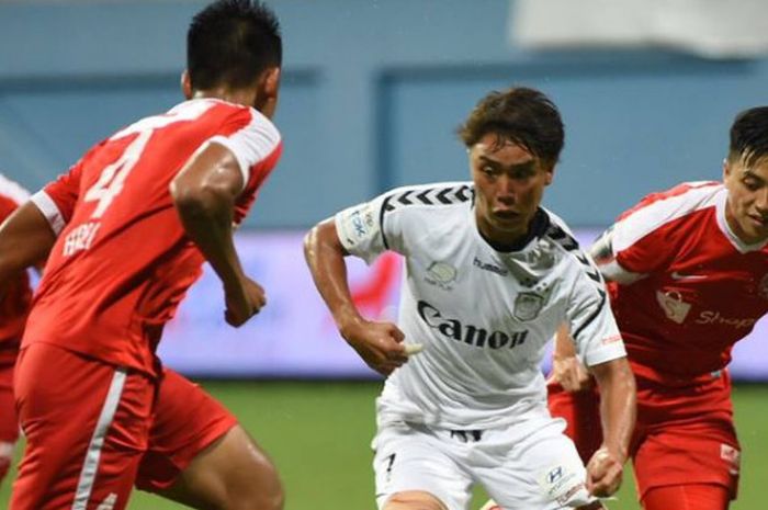 Striker Ryota Nakai yang membela Albirex Niigata dikeroyok tiga pemain Young Lions pada laga terbaru Liga Singapura 2017 di Stadion Jalan Besar, Kalang, Jumat (8/9/2017) malam. 