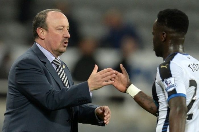 Cheick Tiote (kiri) bersalaman dengan Manajer Rafael Benitez saat Newcastle United melawan Manchester City pada partai Premier League - kasta pertama Liga Inggris - di St James' Park, 19 April 2016.