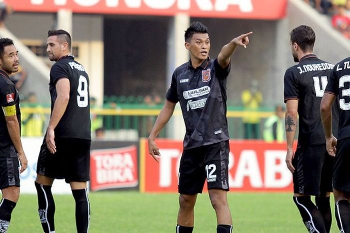 Striker Pusam Borneo FC, Lerby Eliandry (tengah), memberi instruksi kepada rekan-rekannya saat menghadapi Persegres Gresik United dalam laga pekan ke-24 Torabika Soccer Championship 2016 di Stadion Tri Dharma Gresik, Jawa Timur (16/10/2016).