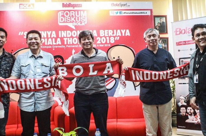 Sekjen PP PBSI Achmad Budiharto (kedua dari kanan), Herry Iman Pierngadi (pelatih kepala ganda putra nasional), dan Christian Hadinata (legenda bulu tangkis nasional) berpose dalam Forum Diskusi BOLA di redaksi Tabloid BOLA, Palmerah, Jakarta, Rabu (9/5/2018).