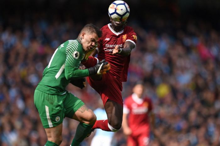 Aksi penyerang Liverpool, Sadio Mane (kanan), saat menerjang kepala kiper Manchester City, Ederson Moraes, dalam pertandingan Liga Inggris 2017-2018 di Stadion Etihad, Manchester, Inggris, pada Sabtu (9/9/2017).