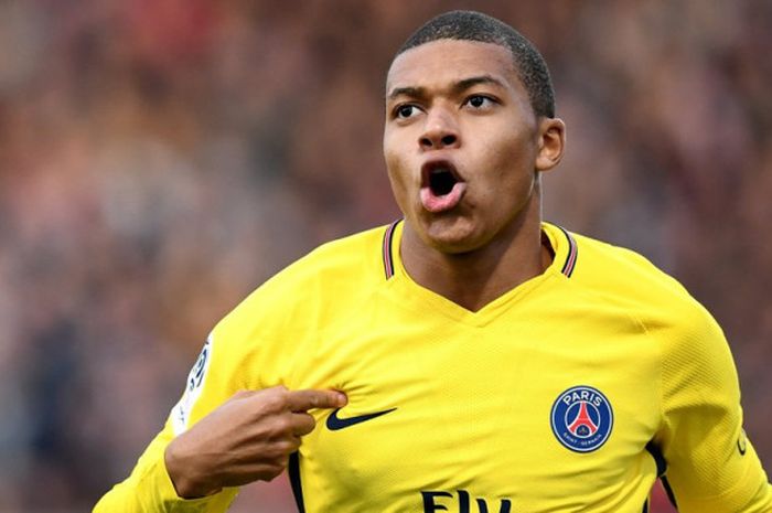 Striker Paris Saint-Germain, Kylian Mbappe, merayakan gol yang dia cetak ke gawang Angers dalam laga Liga Prancis di Stadion Raymond Kopa, Angers, pada 4 November 2017.