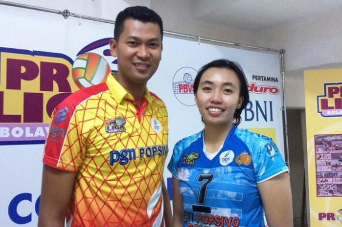 Asisten pelatih Jakarta Popsivo Polwan, Ayip Rizal (kiri) dan Amalia Fajrina (kapten Popsivo) berpose seusai laga melawan Jakarta Pertamina Energi pada putaran kedua seri pertama Proliga 2018 yang berlangsung di GOR Purna Krida, Denpasar, Bali, Jumat (2/3/2018).