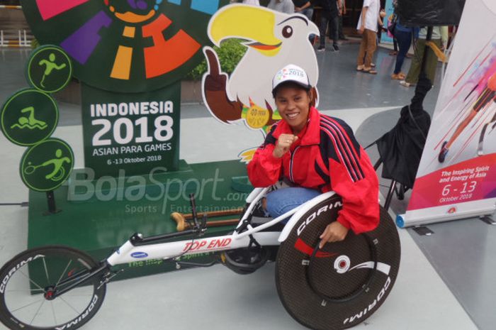 Atlet balap kursi roda dari National Paralympic Committee DKI Jakarta, Maria Goreti Samiyati, berpose dalam acara sosialisasi Asian Para Games 2018 di Cilandak Town Square, Jakarta, pada 22 Desember 2017.