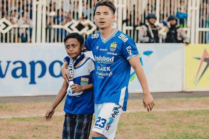  Kim Kurniawan memeluk Bobotoh cilik bernama Galang di Stadion Wiradadaha, Tasikmalaya, Rabu (15/8/2