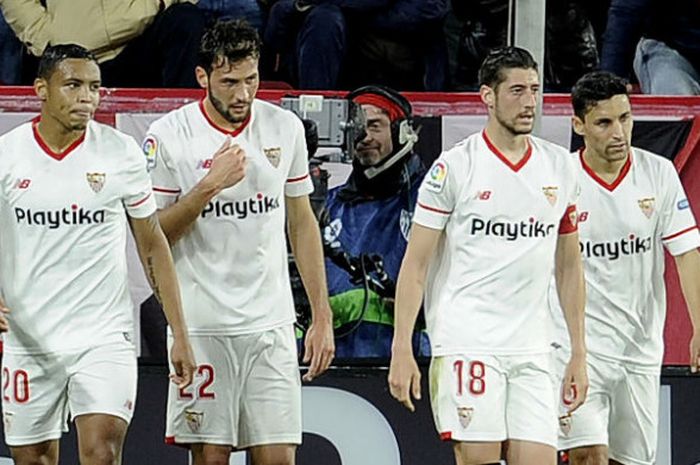  Sevilla's Italian midfielder Franco Vazquez (2L) celebrates a goal with teammates during the Spanish League football match between Sevilla FC and FC Barcelona at the Ramon Sanchez Pizjuan stadium on March 31, 2018.  