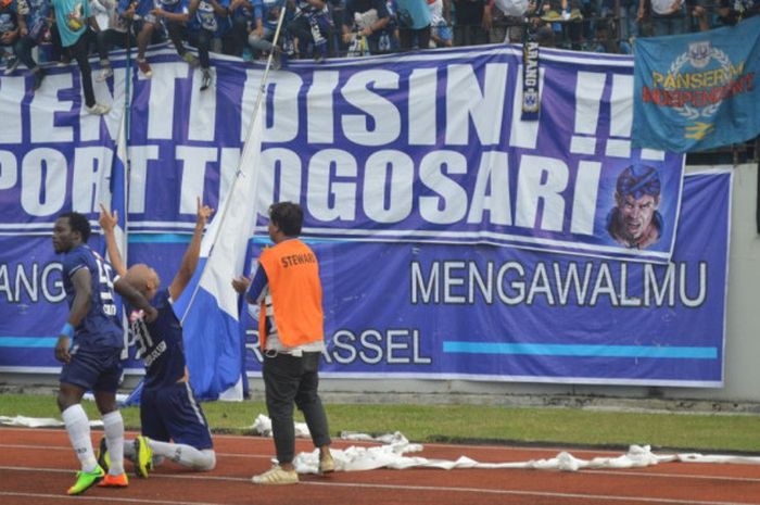 Selebrasi Bruno Silva di hadapan suporter PSIS Semarang saat berhasil membobol pertahanan PSMS Medan, Minggu (15/4/2018).