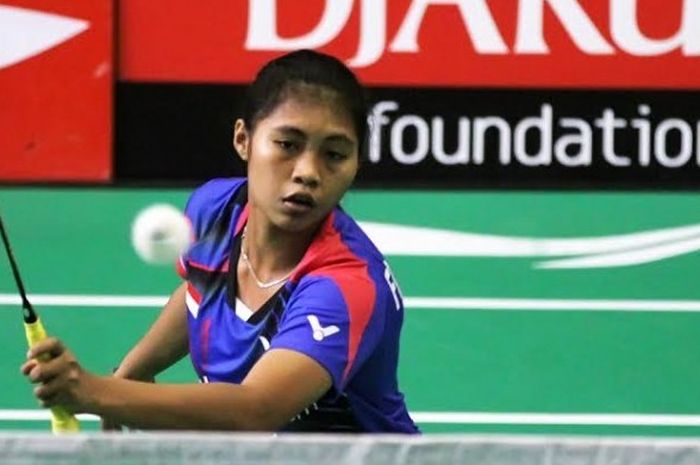 Pebulu tangkis Pelatnas Cipayung, Isra Faradila mengembalikan kok dari pukulan unggulan empat asal USM Semarang, Ana Rovita, di GOR Sudirman, Surabaya, Rabu (16/11/2016).