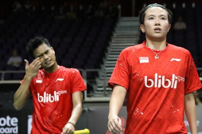 Pasangan ganda campuran Indonesia, Tontowi Ahmad/Liliyana Natsir, bereaksi setelah dikalahkan Dechapol Puavaranukroh/Sapsiree Taerattanachai (Thailand) pada babak pertama turnamen Singapura Terbuka yang berlangsung di Singapore Indoor Stadium, Selasa (11/4/2017). Tontowi/Liliyana kalah 14-21, 16-21