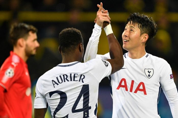 Pemain Tottenham Hotspur, Son Heung-Min (kanan), merayakan gol yang dia cetak ke gawang Borussia Dortmund dalam laga Grup H Liga Champions di BVB Stadion, Dortmund, Jerman, pada 21 November 2017.