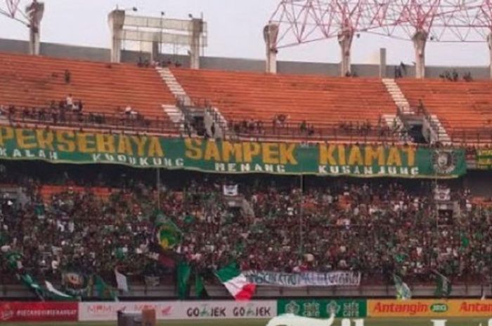 Ribuan pendukung setia Persebaya, Bonek,hadir dalam laga uji coba kontra PS Kota Pahlawan (Kopa) di Stadion Gelora Bung Tomo (GBT), Rabu (3/10/2018).