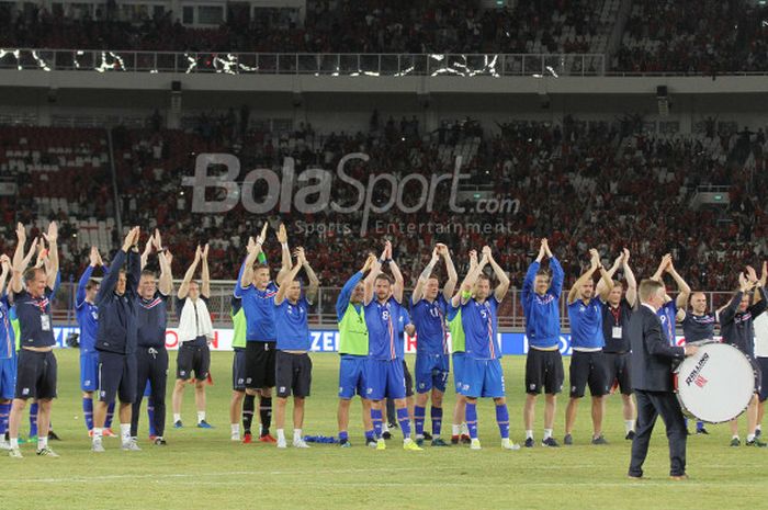 Para pemain timnas Islandia melakukan Viking Clap di tengah lapangan seusai laga uji coba internasional kontra timnas Indonesia di Stadion Utama GBK, Jakarta Selatan, Minggu (14/1/2018) malam. 