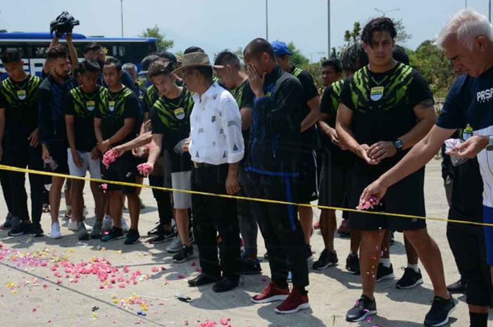 Persib Bandung mengunjungi tempat kejadi perkara (TKP) terbunuhnya seorang suporter Persija Jakarta dari The Jak Mania Koordinator Wilayah (Korwil) Cengkarang, Haringga Sirila, di luar Stadion Gelora Bandung Lautan Api (GBLA), Selasa (25/9/2018).