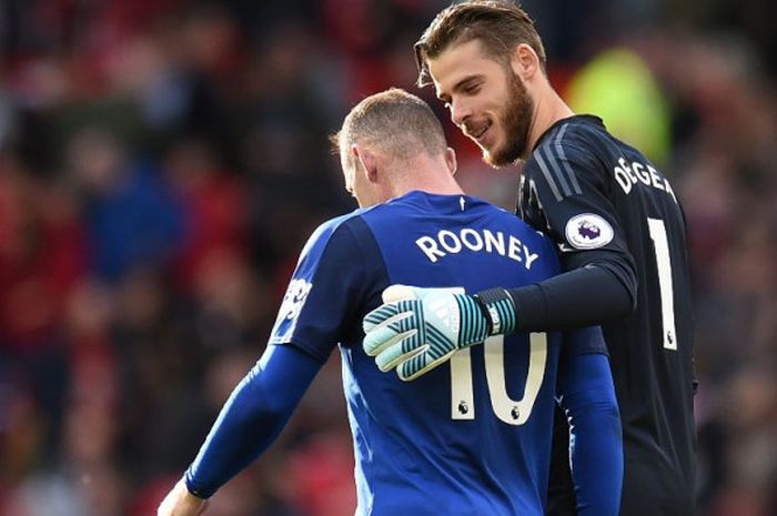 Penyerang Everton, Wayne Rooney, bercengkerama dengan kiper Manchester United, David de Gea, pada laga Liga Inggris antara Manchester United dan Everton di Old Trafford, Minggu (17/9/2017).