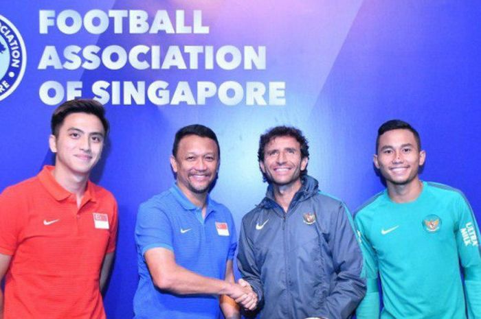 Pelatih Timnas U-23 Singapura, Fandi Ahmad (kedua dari kiri) didampingi kapten Illyas Lee (paling kiri) bersama pelatih Timnas U-23 Indonesia, Luis Milla (kedua dari kanan), yang didampingi Ricky Fajrin (paling kanan) dalam konferensi pers menjelang laga persahabatan kedua tim, Selasa (20/3/2018)