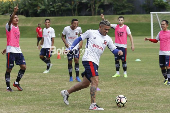 Striker Madura United, Cristian Gonzales, membawa bola pada sesi latihan tim di Yogyakarta jelang laga Babak 8 Besar Piala Presiden 2018.